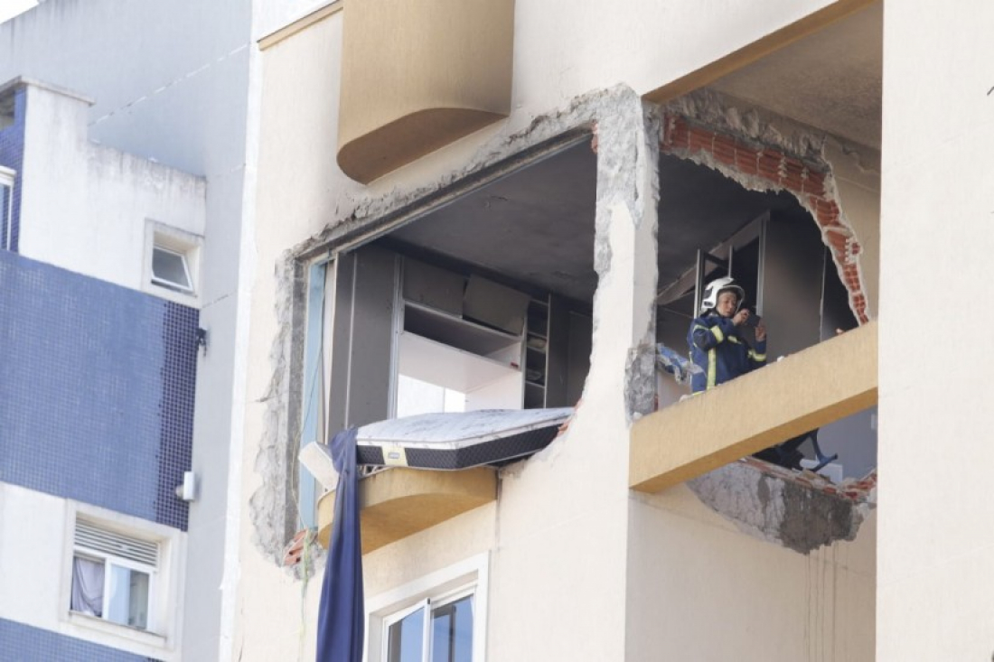 Morre menino arremessado de prédio após explosão em Curitiba