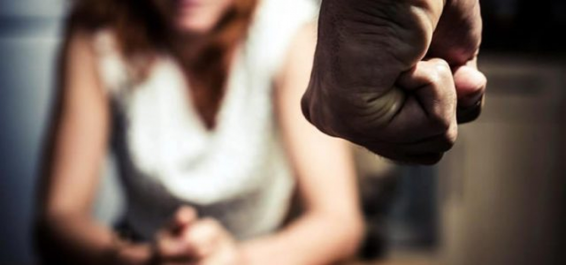 No país: namorada pede sexo, homem se revolta, a agride e diz que está endemoniada