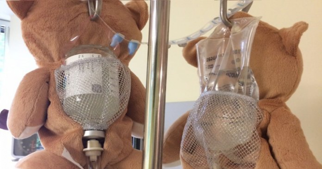 Menina cria ursinho que esconde soro e acalma crianças durante medicação