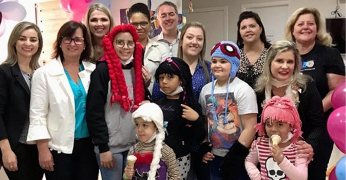 Cabelos de anjo: detentas fazem perucas para crianças com câncer em Criciúma 