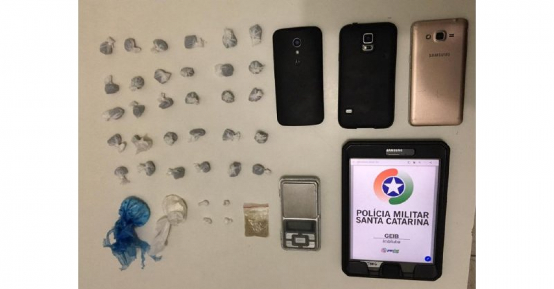 Mulher é flagrada com cocaína no sutiã em Imbituba