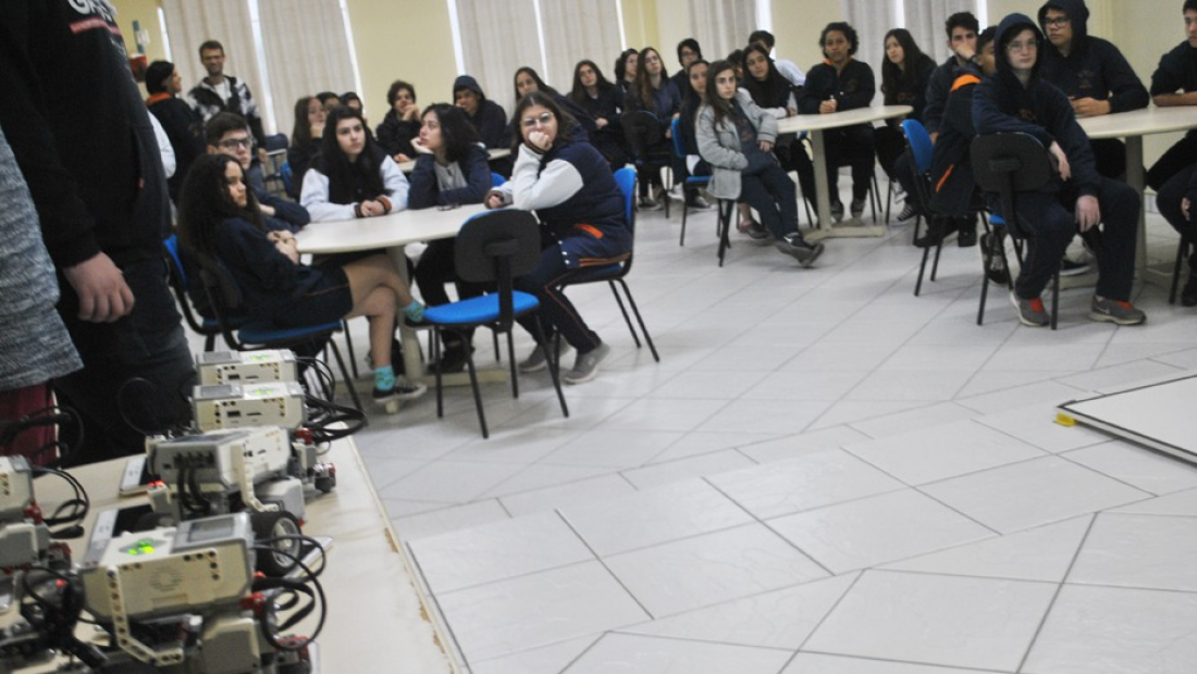 Alunos da ETCT participam de oficina de robótica