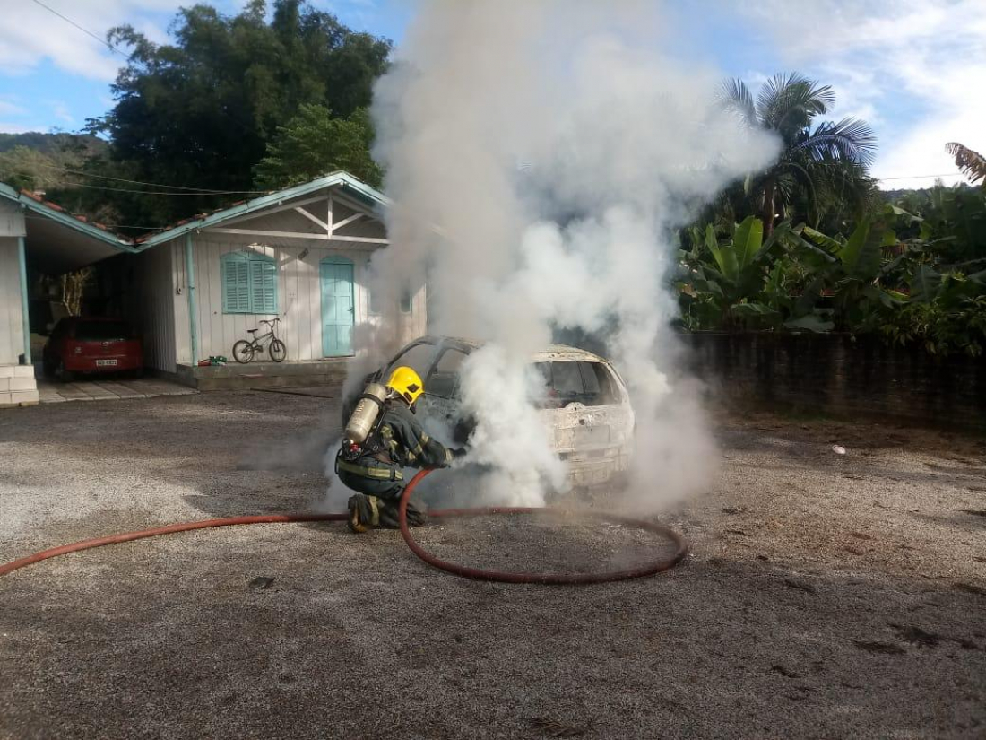Veículo é destruído por incêndio em Gravatal