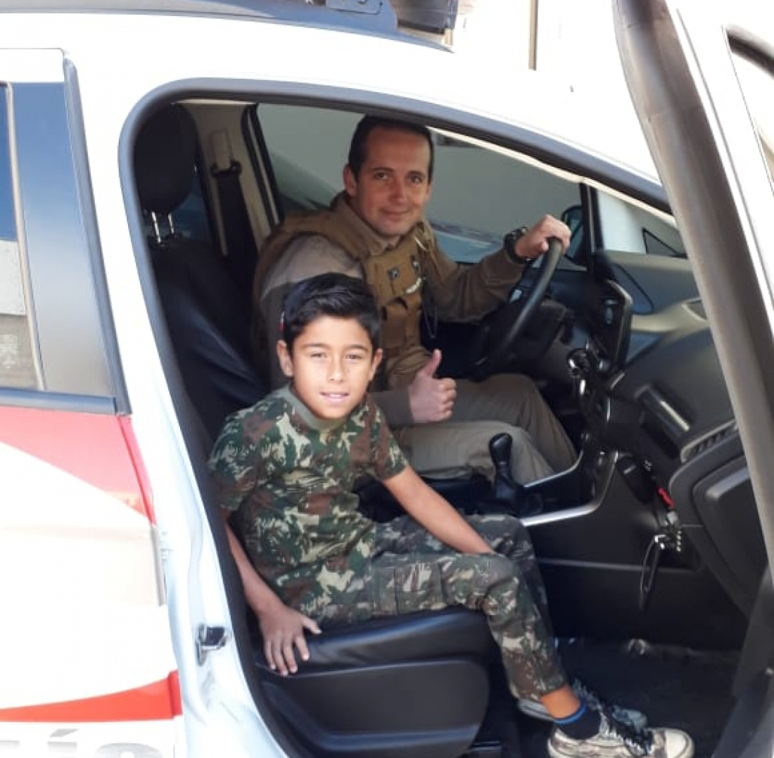 Policiais militares realizam sonho de menino de 10 anos de conhecer o 5º BPM de Tubarão