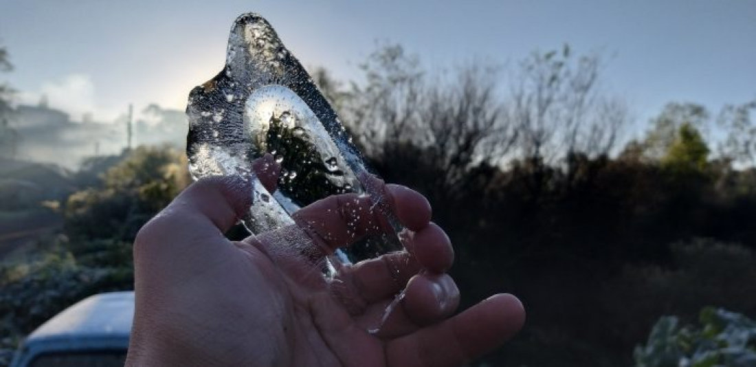 Condições de formação de neve na serra na manhã desta sexta-feira
