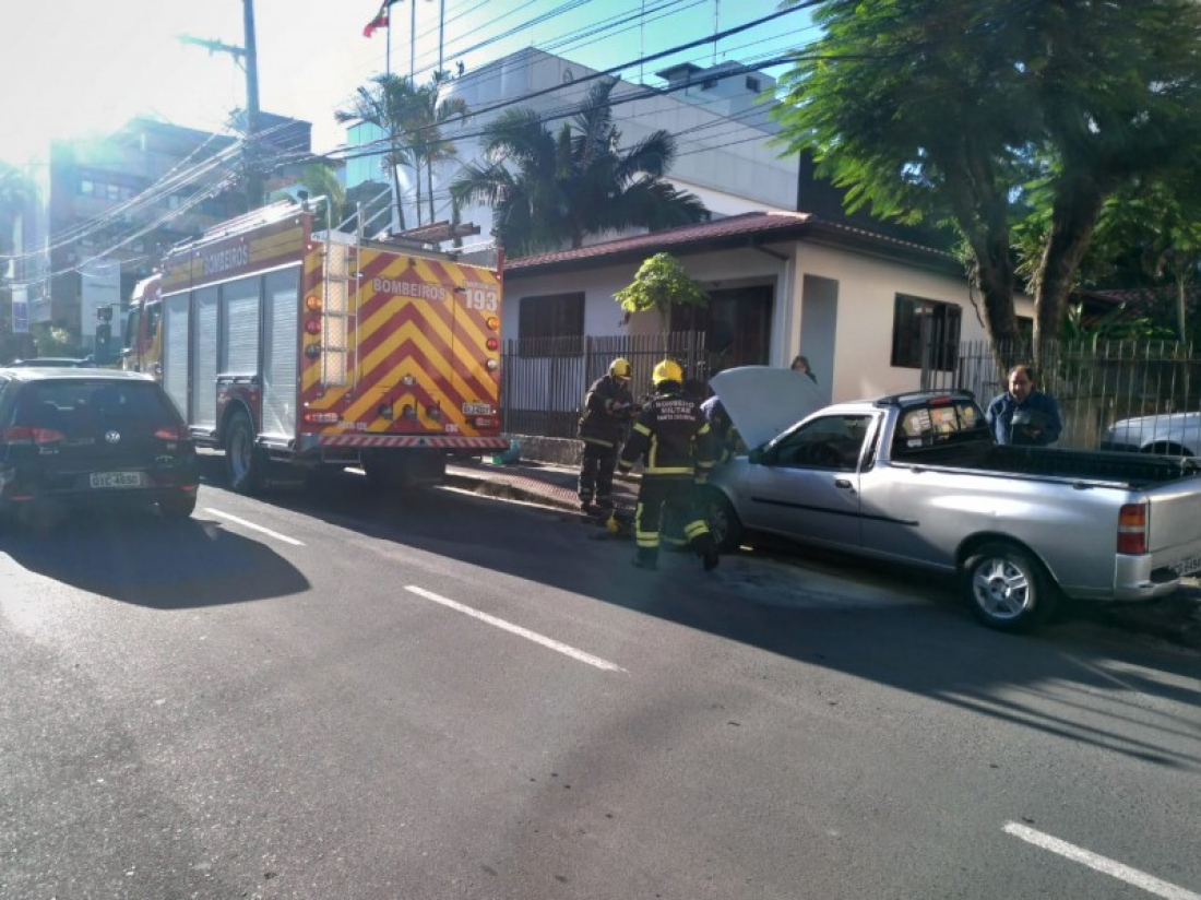 Veículo pega fogo ao sair de estacionamento em Criciúma