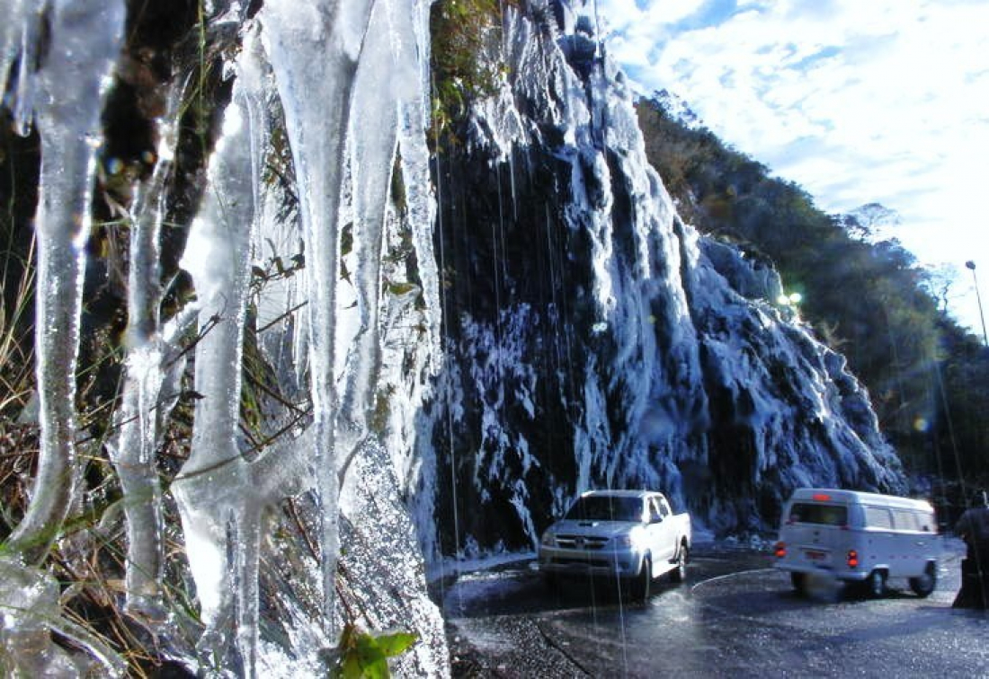 Congelamento instantâneo faz Serra do Rio do Rastro ser interditada nesta sexta (05)