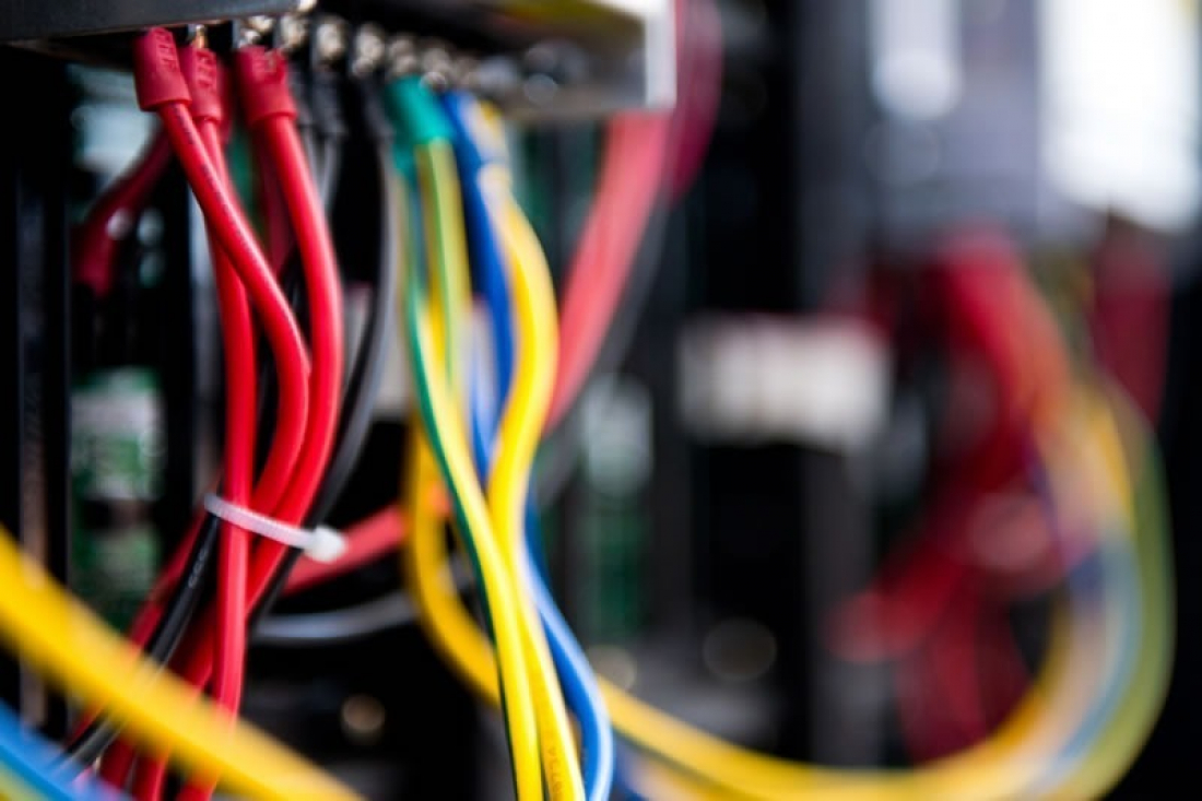  Homem é flagrado furtando fiação elétrica de residência em Laguna