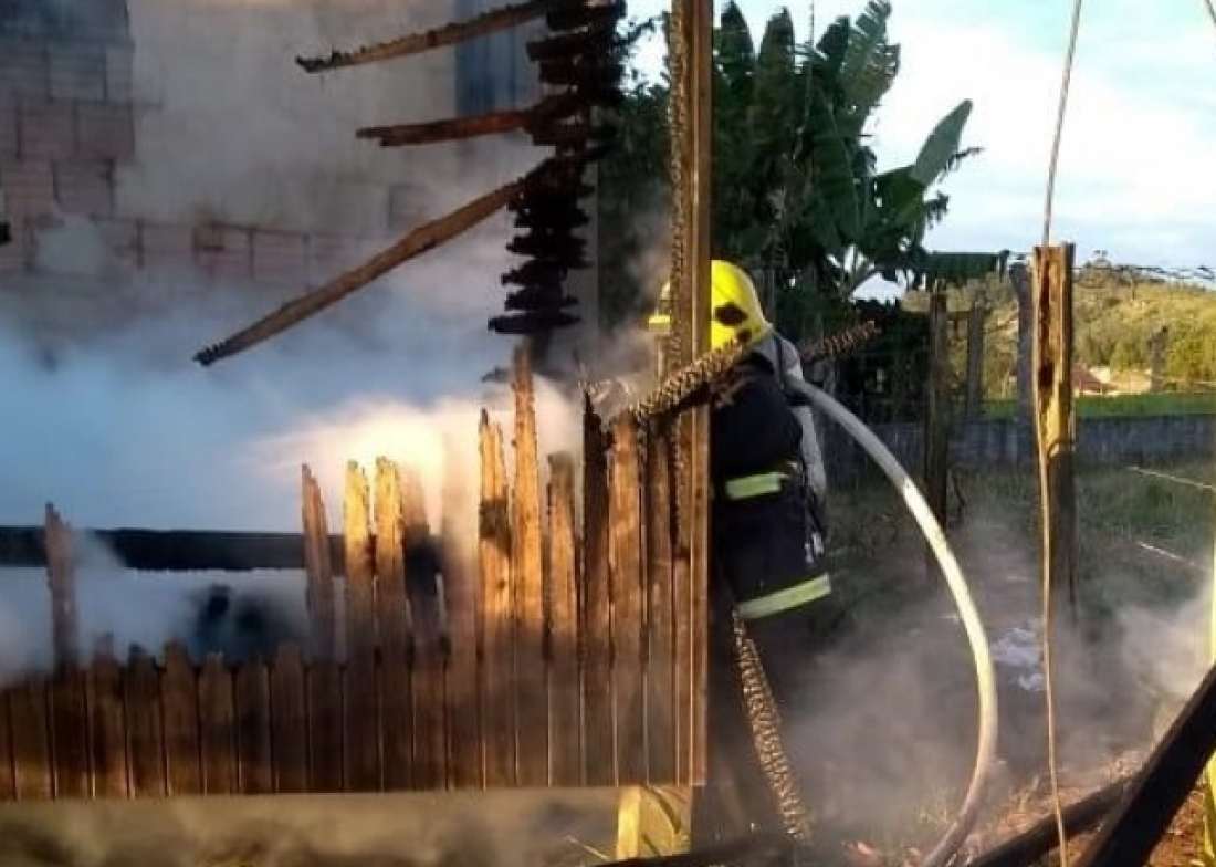 Duas casas são destruídas em grande incêndio em Capivari de Baixo