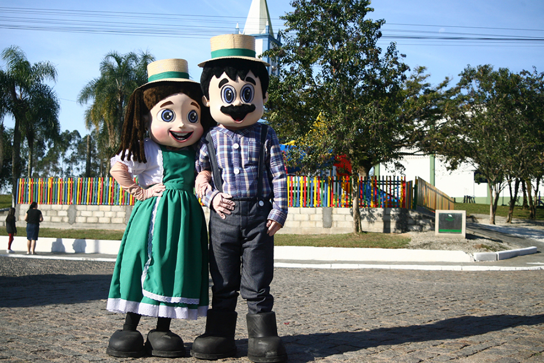 Mascotes da Festa do Agricultor de Lauro Müller fazem visitas a bairros e divulgam evento