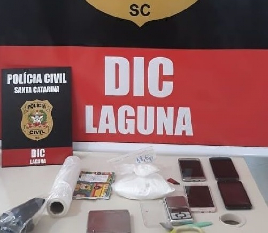Operação policial prende taxista e mulher por envolvimento com o tráfico em Laguna