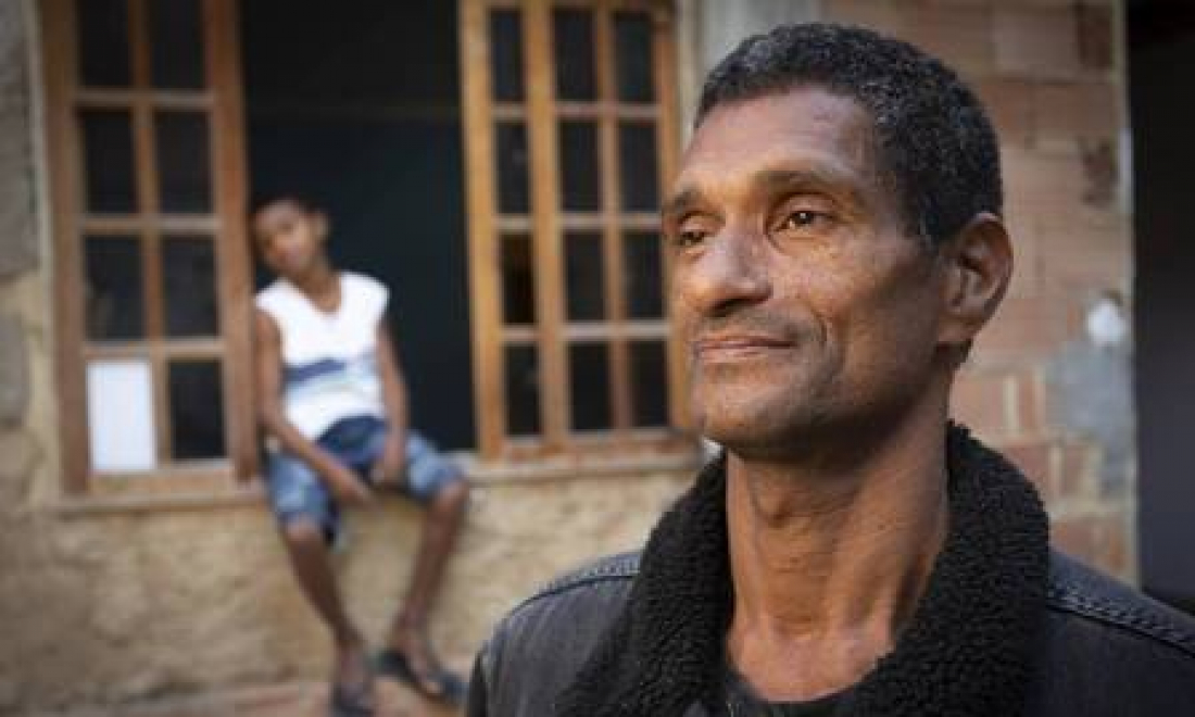 Com dinheiro de vaquinha, morador de rua que ajudou idosa durante temporal no Rio compra casa