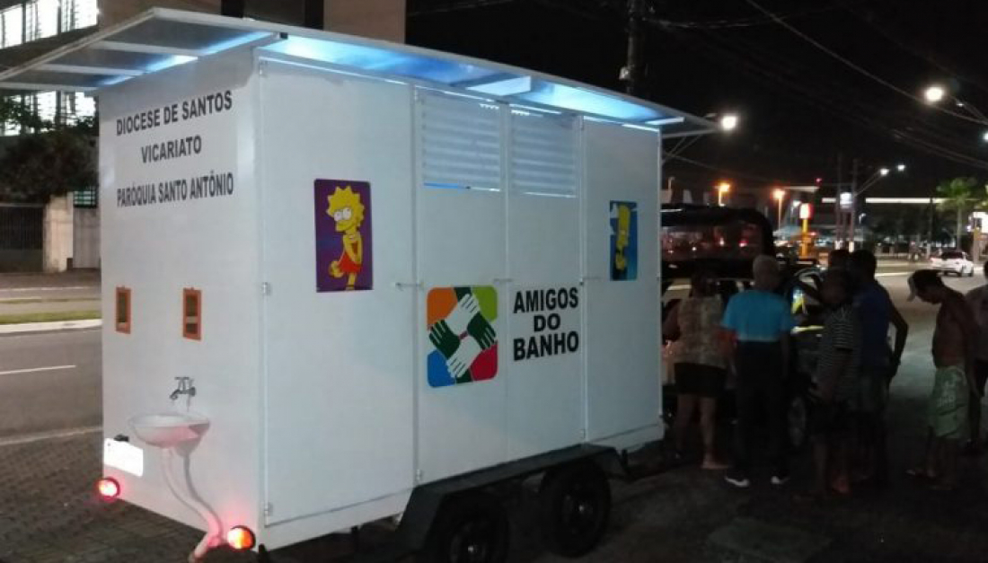 ‘Carreta do banho’: projeto oferece banho quente e refeição a desabrigados