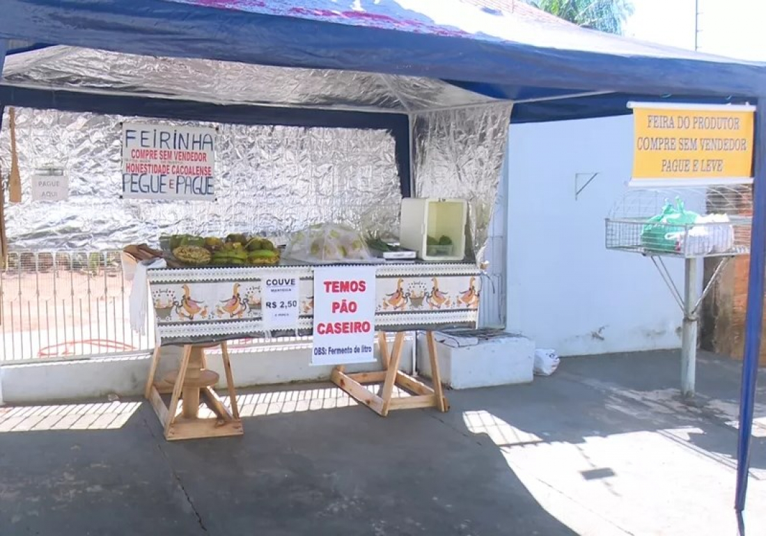 No país: feirinha que vende na confiança lucra com honestidade da população