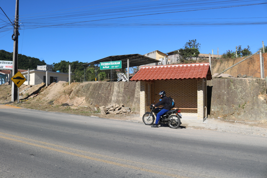 Novos abrigos trazem segurança aos usuários de ônibus em Orleans