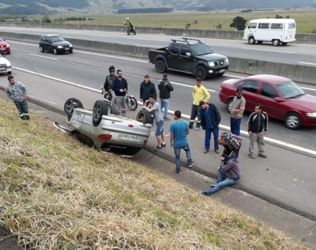 Veículo capota na BR-101 em Pescaria Brava