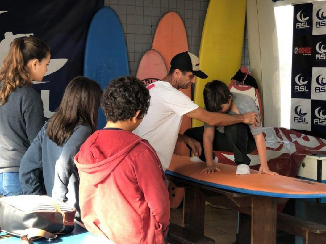 Associação lagunense começa projeto de aulas de surfe para crianças e adolescentes