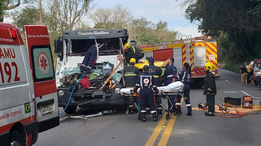 Em SC: Acidente entre dois caminhões deixa motorista preso às ferragens