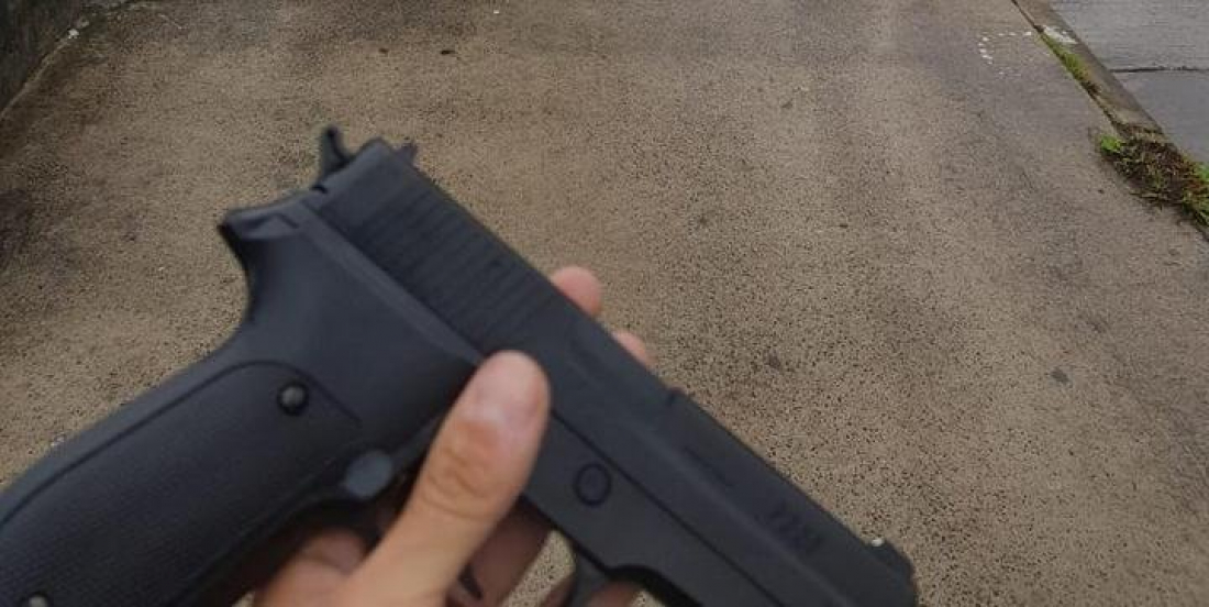 Homem uso simulacro de pistola para assaltar popular no centro de Tubarão