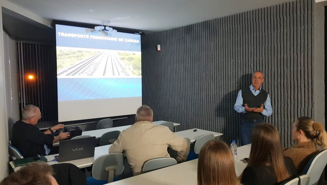 Novo Sistema Ferroviário para Santa Catarina é apresentado na associação regional em Tubarão