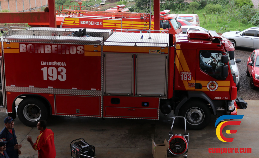 Colisão entre carro e caminhão deixa motorista ferido