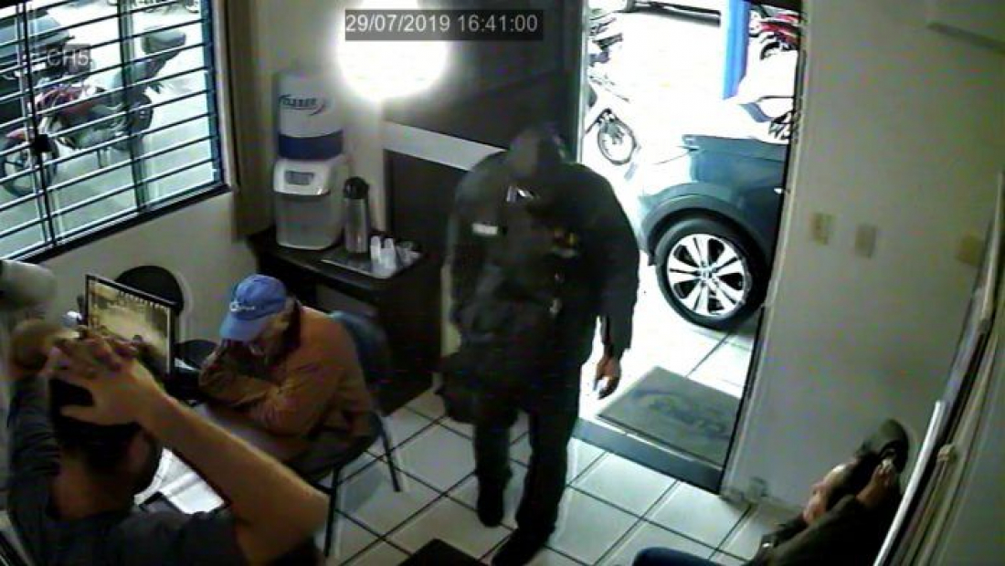 Revenda de veículos é alvo de assalto em Laguna