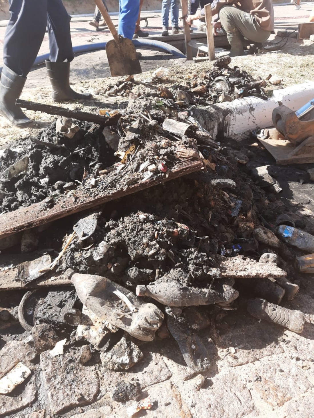 Trabalho de desobstrução da rede pluvial encontra grande quantidade de lixo  em Laguna