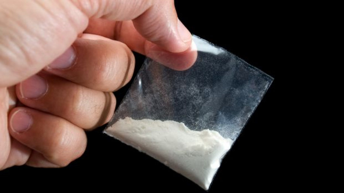 Homem engole bucha de cocaína na tentativa de esconder droga de policiais