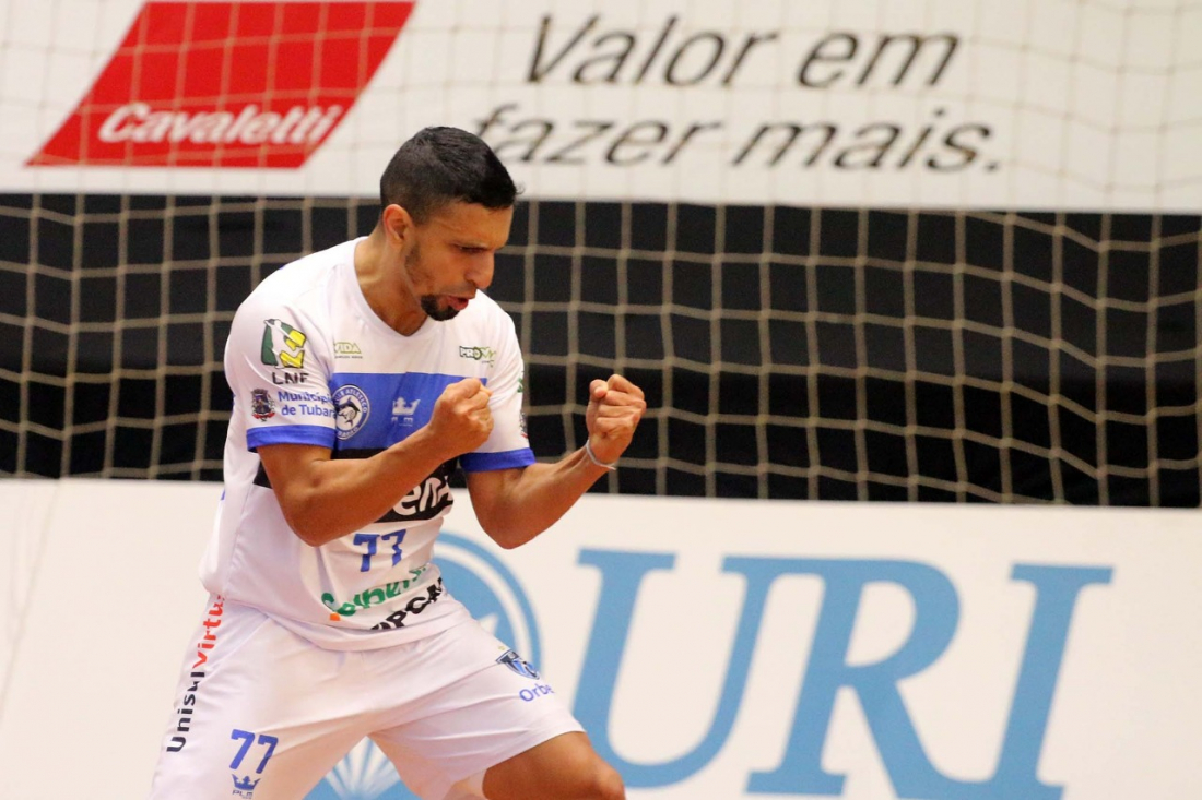 Tubarão Futsal goleia pela Taça Brasil