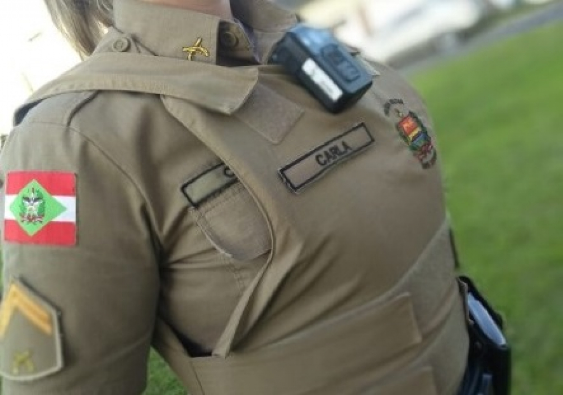 Policiais militares recebem instrução para o uso de câmeras individuais