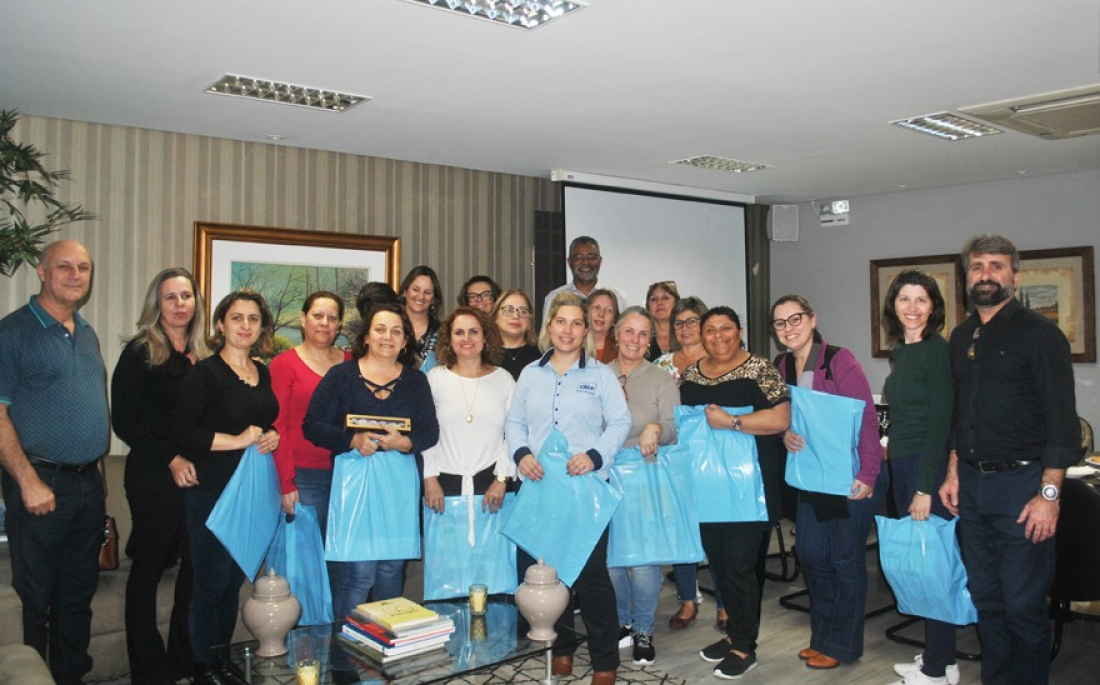 CDL Tubarão entrega kits às escolas