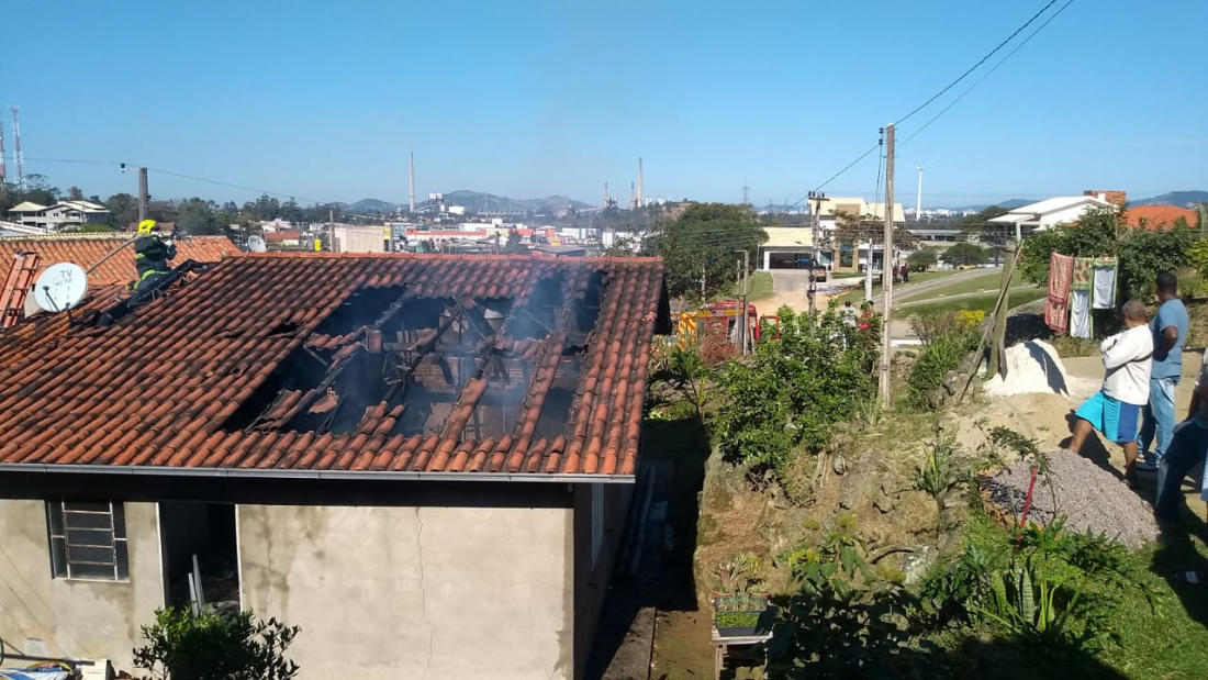 Residência é atingida por incêndio em Capivari de Baixo
