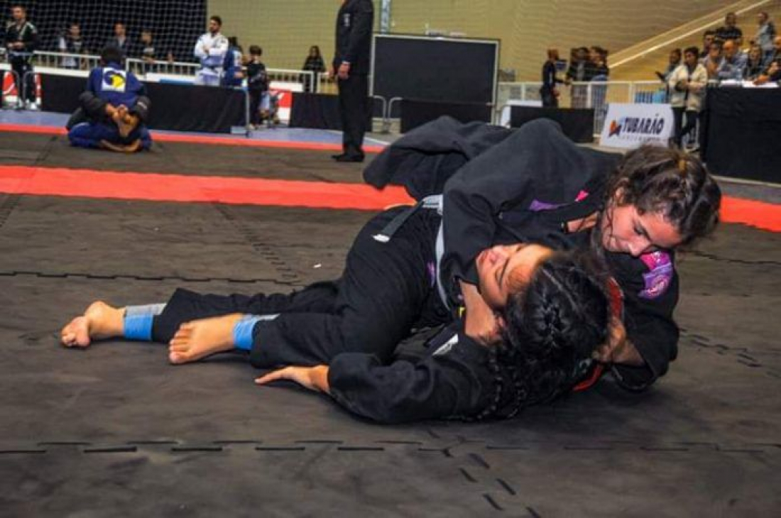 Aos 12 anos, lutadora prodígio do jiu-jítsu de Laguna sonha em construir carreira no esporte