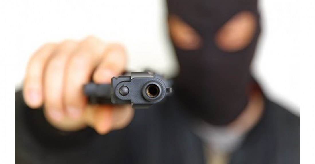 Homem armado usando balaclava rouba carro e pertences de morador em Tubarão