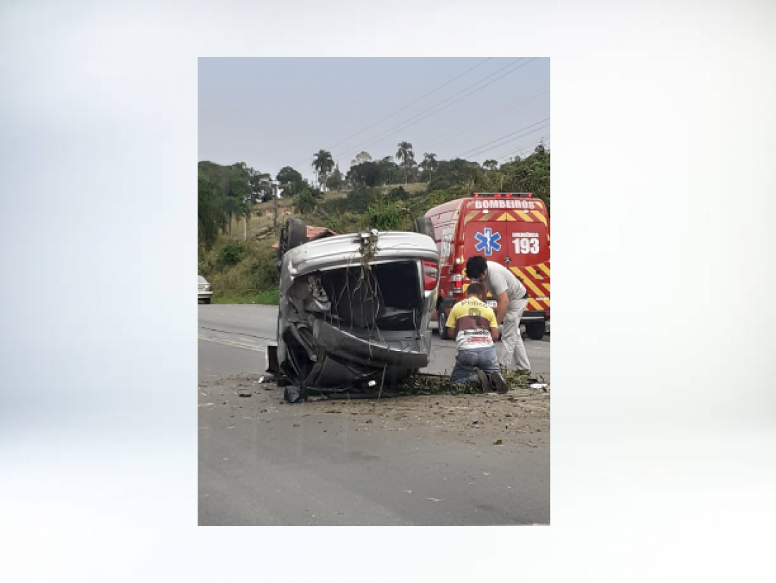 Capotamento deixa dois feridos na SC-108 em Cocal do Sul