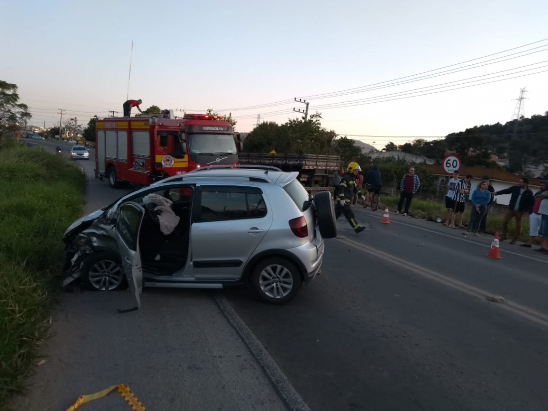 Colisão frontal deixa uma condutora ferida em Tubarão