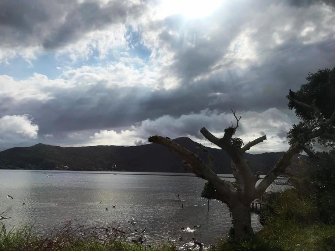 Semana começa sol entre nuvens com passagem de uma frente fria em SC