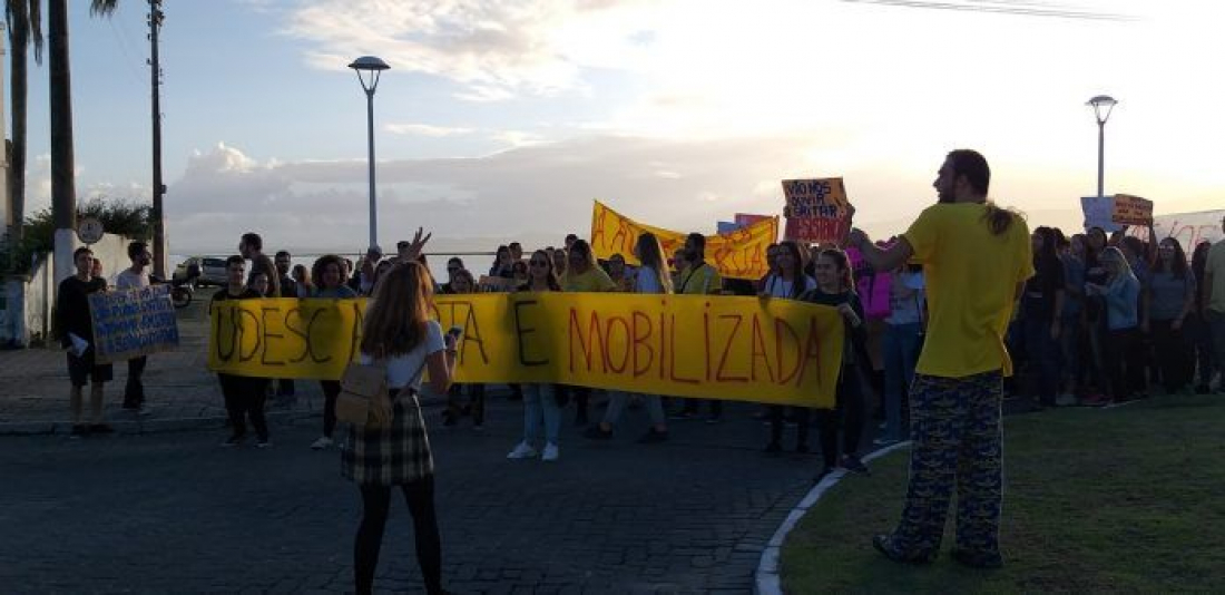 Professores aderem convocação nacional e fazem manifestação nesta terça em SC
