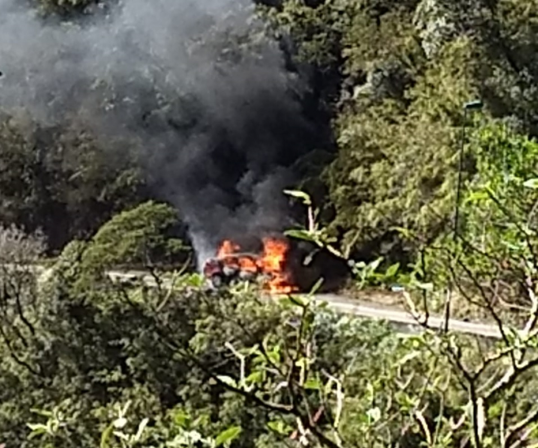 Veículo pega fogo na Serra do Rio do Rastro