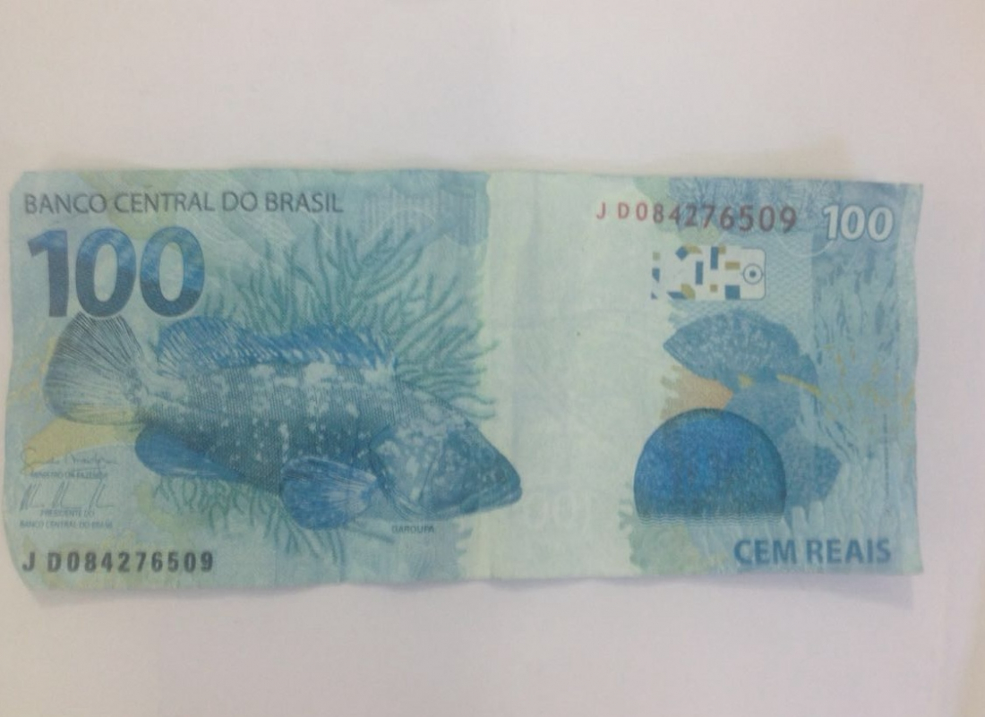 Homem tenta efetuar pagamento em posto de combustível com nota falsa em Laguna