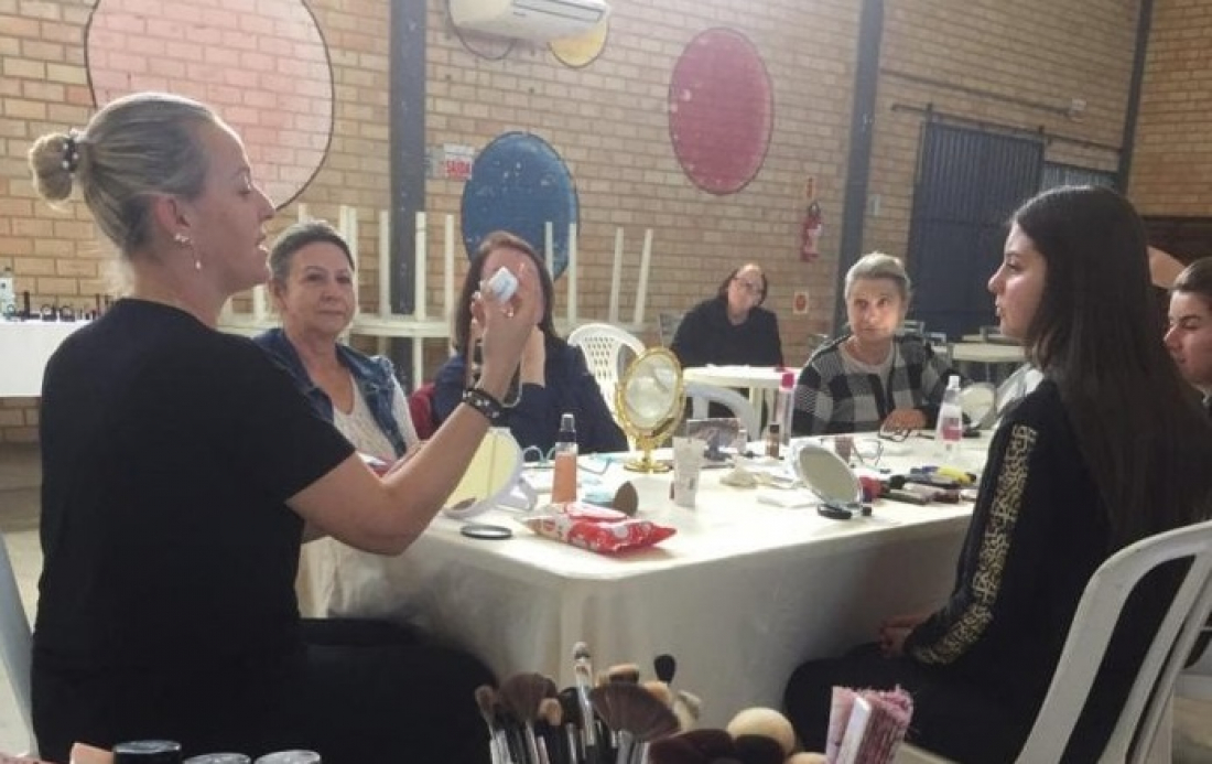 Içara: Curso de automaquiagem começa a ser oferecido para as mães da FAI