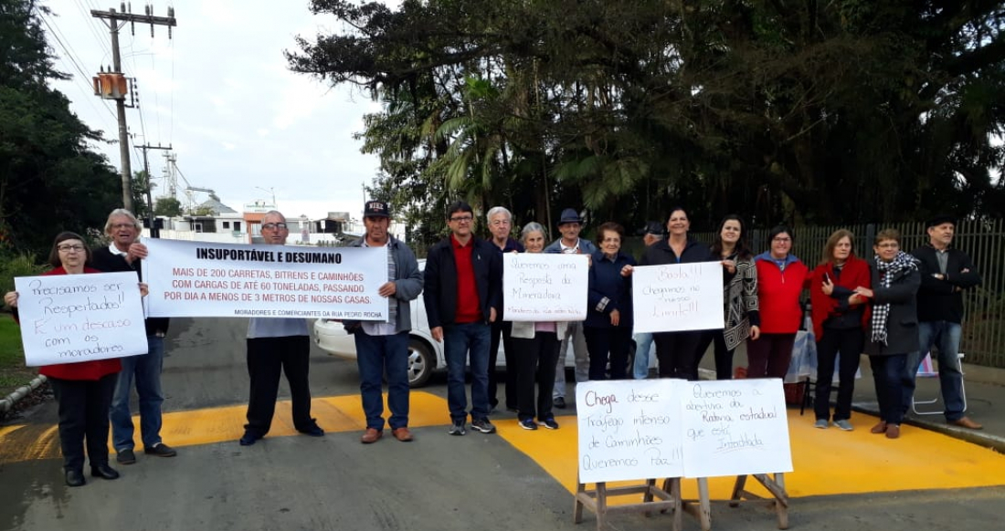 Moradores fazem protesto e bloqueiam acesso à mineradora em Maracajá