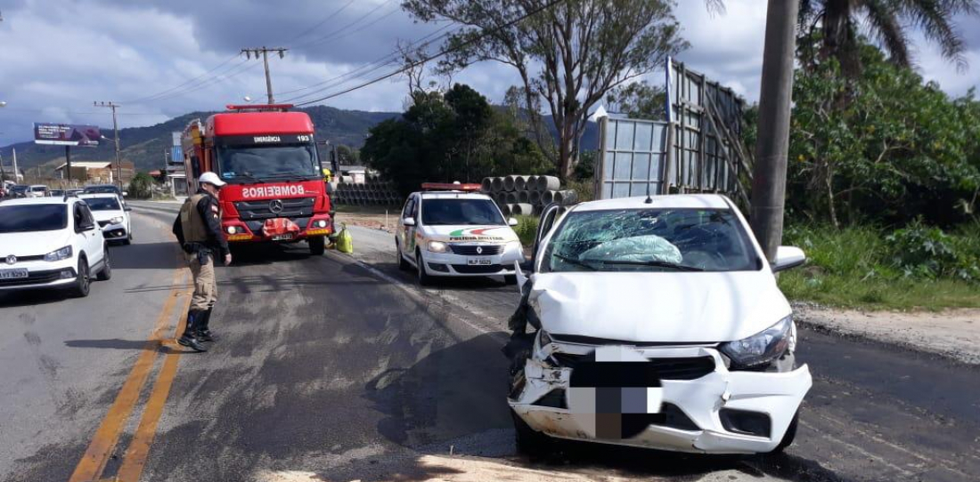 Carro colide contra poste em Garopaba