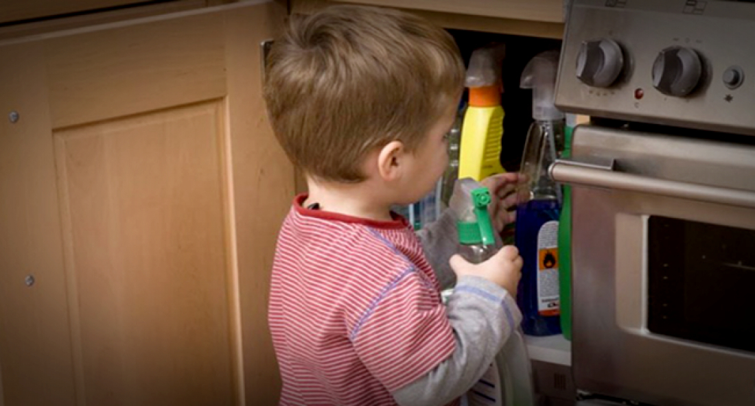 Alerta: criança de 2 anos é internada após beber produto de limpeza em garrafa de refrigerante