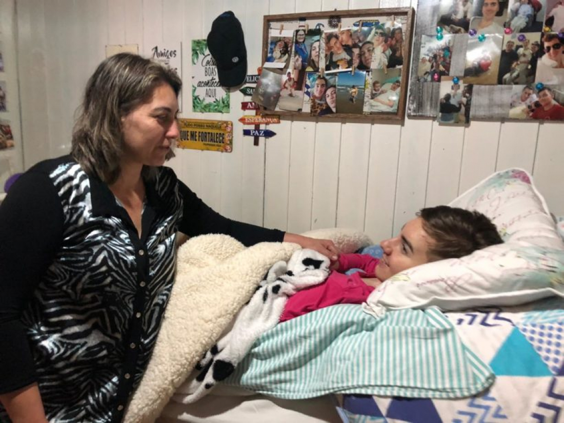 Acamado há dois anos, jovem de Araranguá precisa urgentemente de ajuda