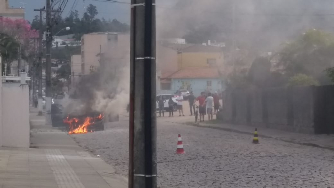 Veículo é atingido por incêndio em Tubarão