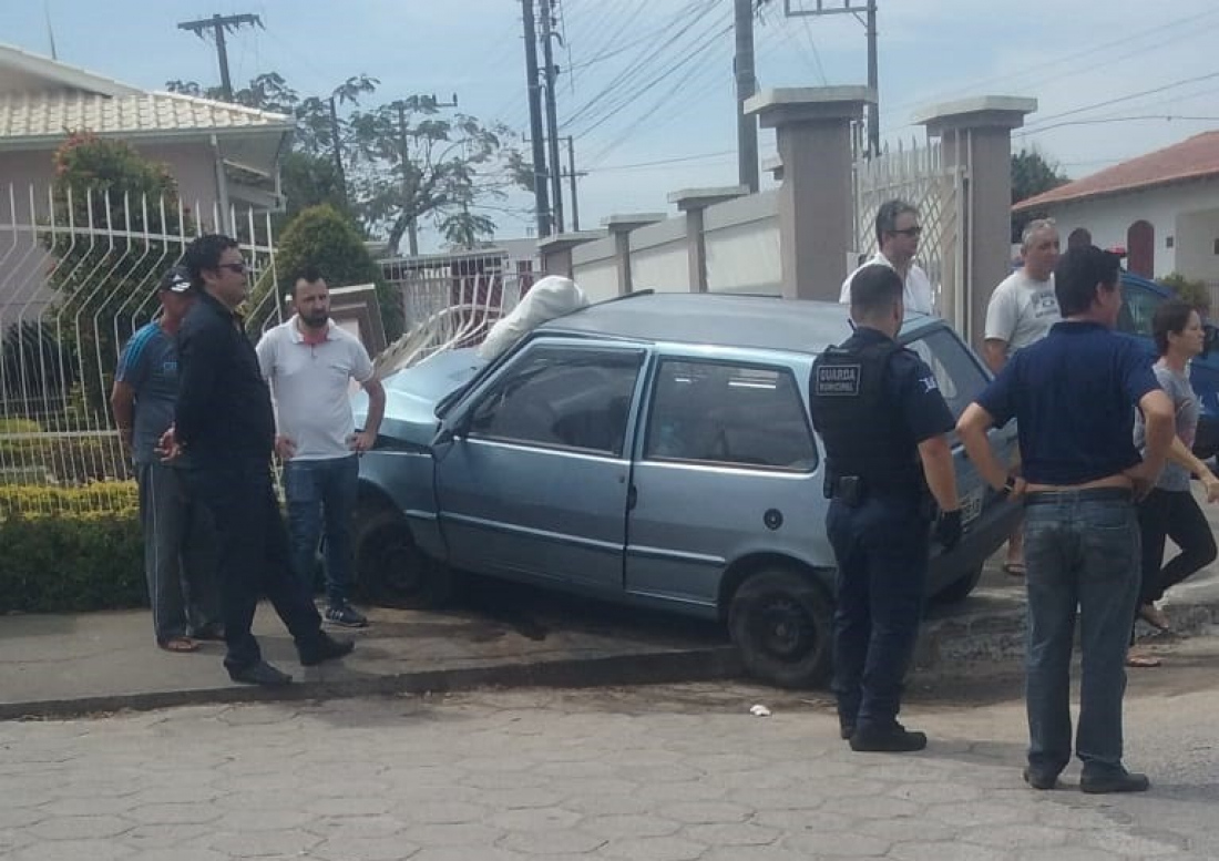 Motorista passa mal e bate veículo contra um muro em Tubarão