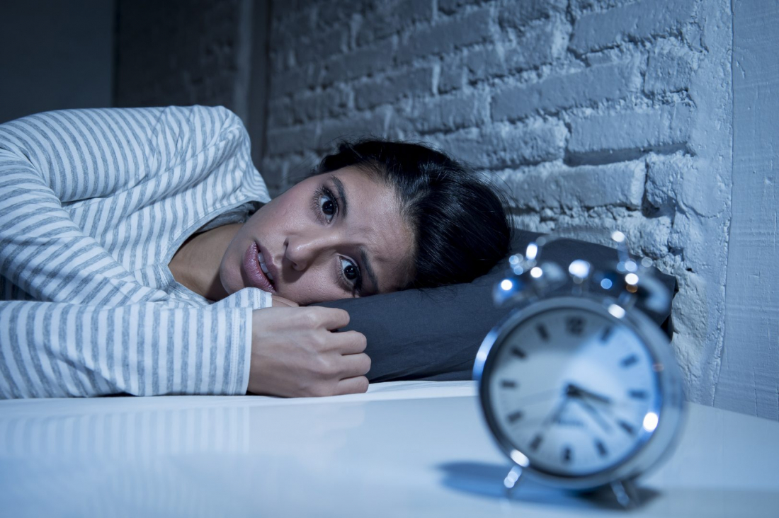 Ansiedade noturna: a dificuldade de acalmar a mente devido às preocupações do dia