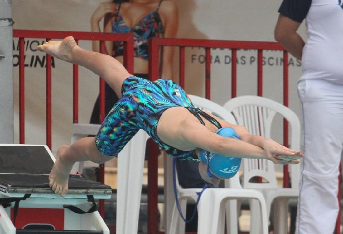 É pódio: nadadora tubaronense se consagra vice-campeã em disputa internacional