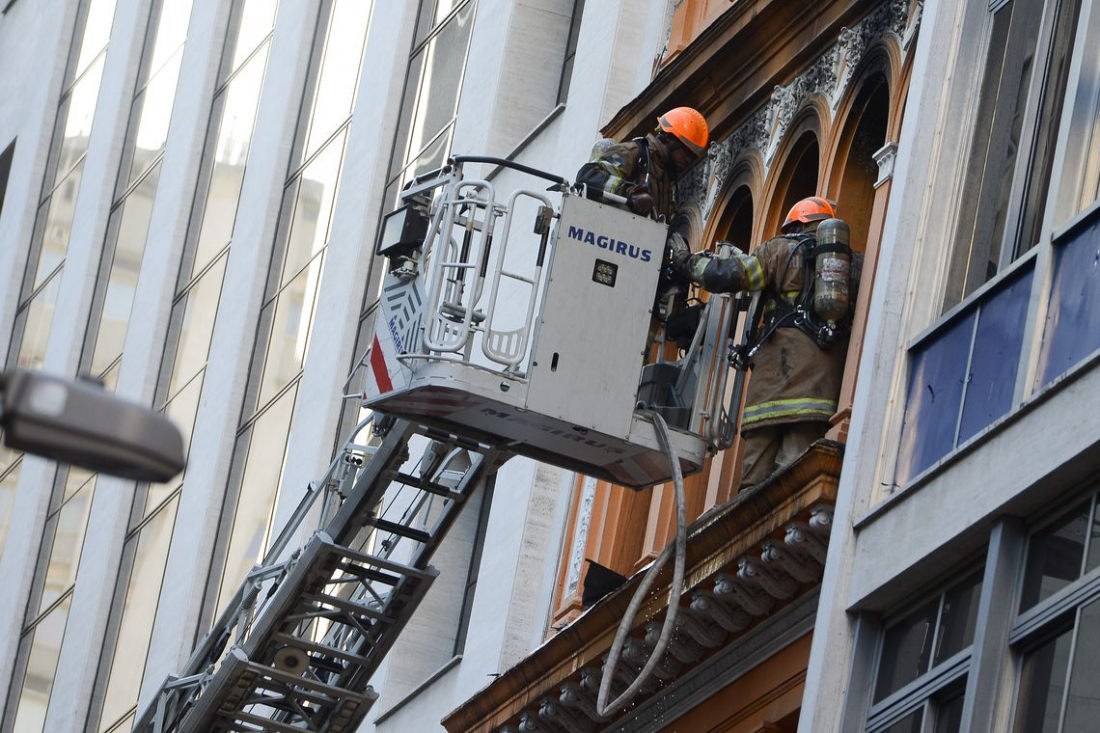 Bombeiros combatem novo incêndio em whiskeria no centro do Rio